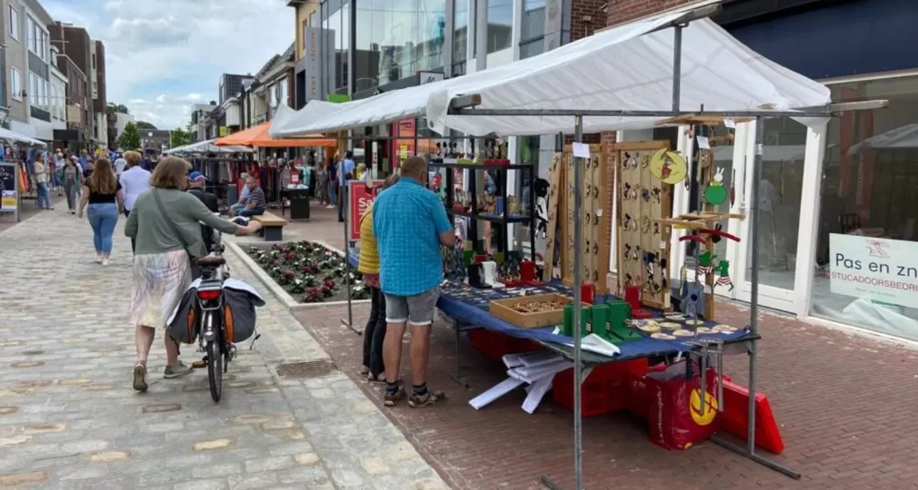 Marktkramen in de winkelstraat van Rijssen