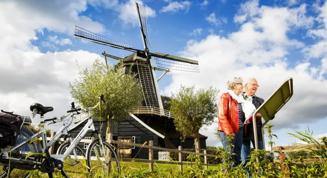 Fietsers bij een molen in de omgeving van de camping